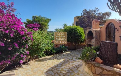Villa with guest apartment and nice mountain views in Altea